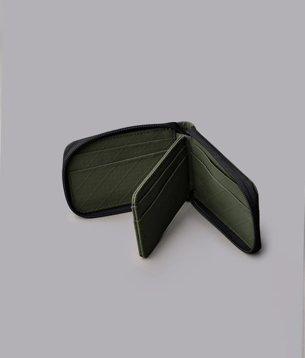 10+卡容量： 內部 9 個精心設計的卡槽，可容納超過 10 張卡片，保持卡片整齊有序。