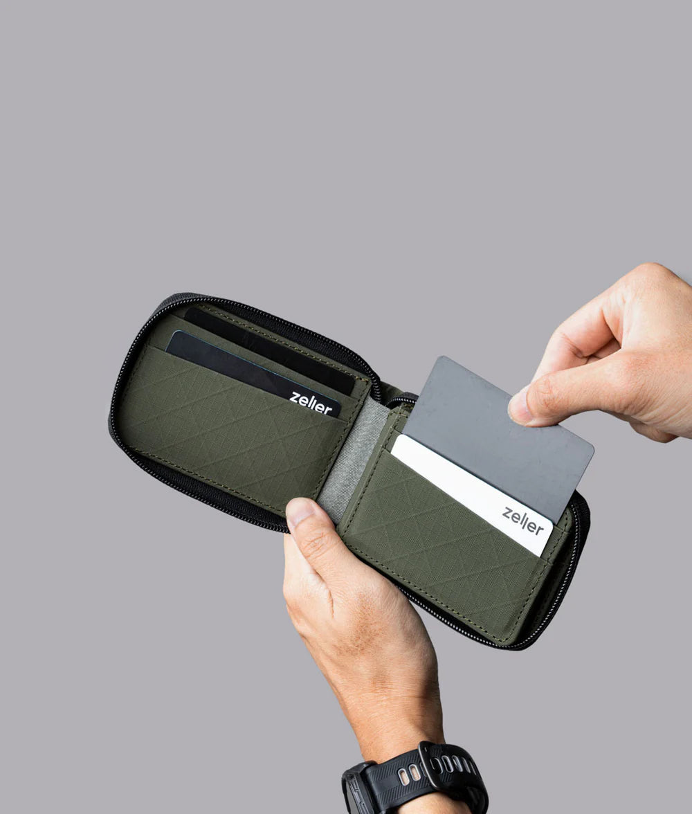 10+卡容量： 內部 9 個精心設計的卡槽，可容納超過 10 張卡片，保持卡片整齊有序。