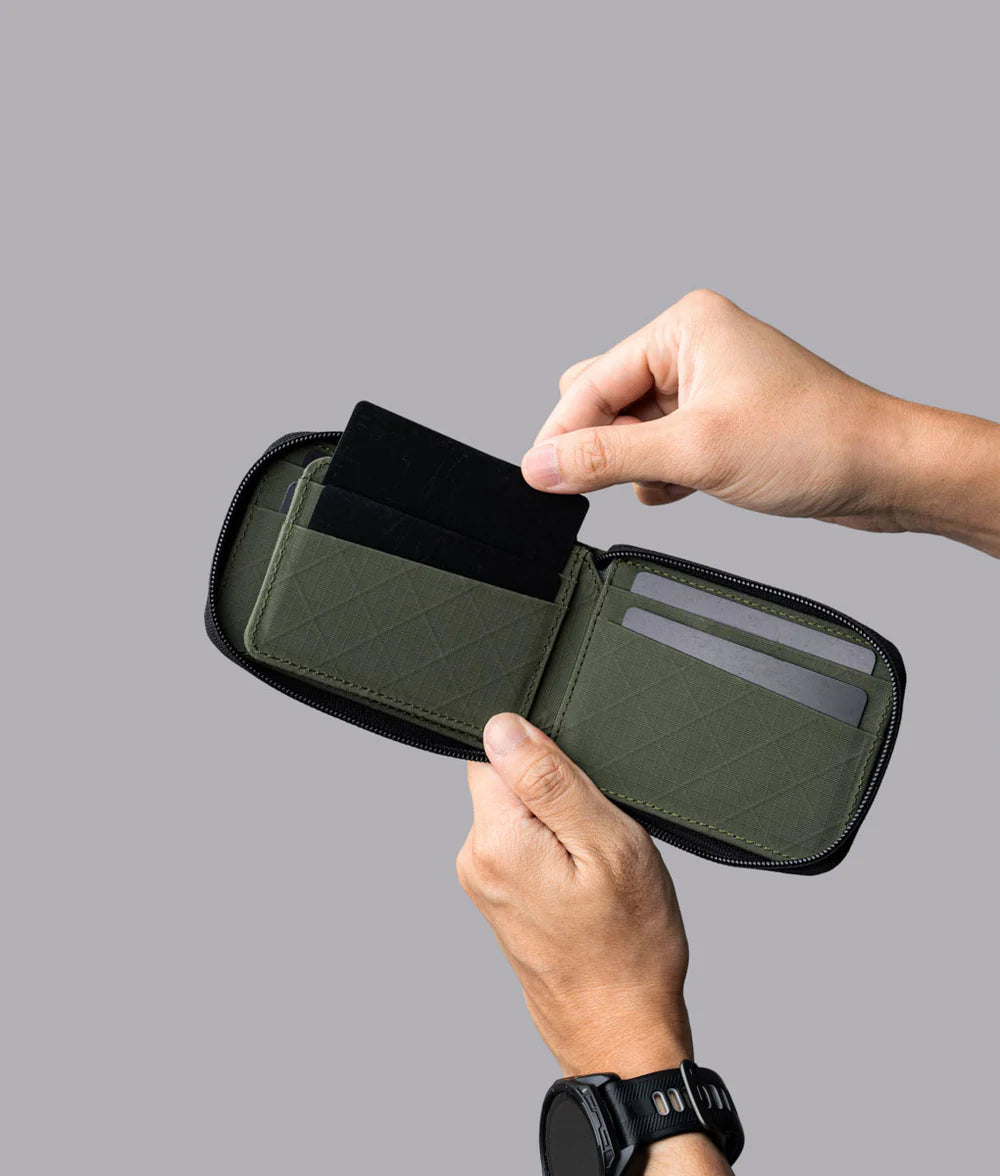 10+卡容量： 內部 9 個精心設計的卡槽，可容納超過 10 張卡片，保持卡片整齊有序。