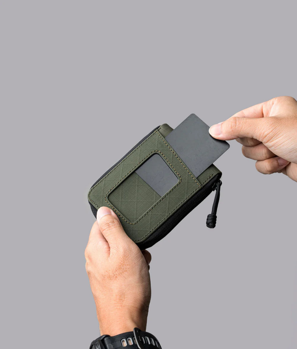 外部設計透明窗口，方便快速展示證件或通行卡。