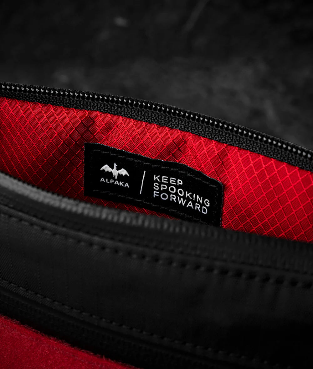 Zip Pouch Max V2 側肩包 – Vampire Edition