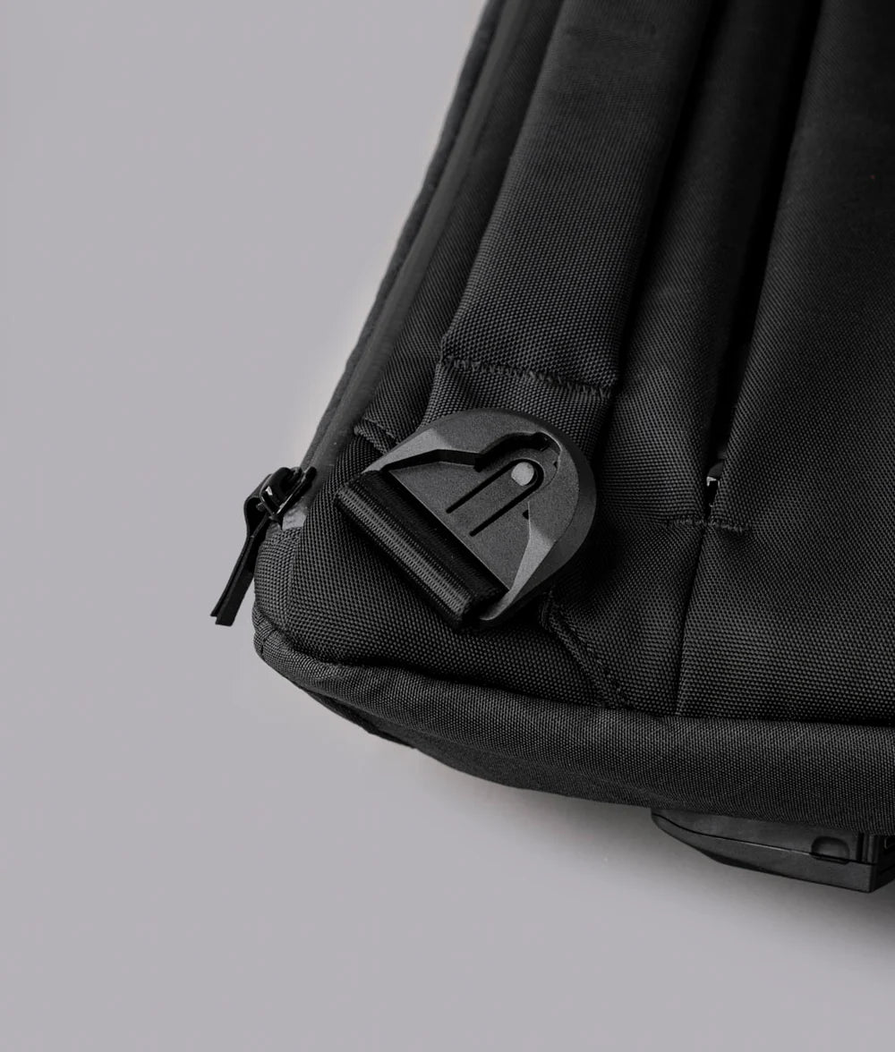 可拆卸雙面肩帶，輕鬆轉換攜帶模式。