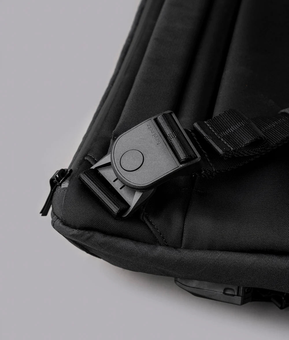 可拆卸雙面肩帶，輕鬆轉換攜帶模式。