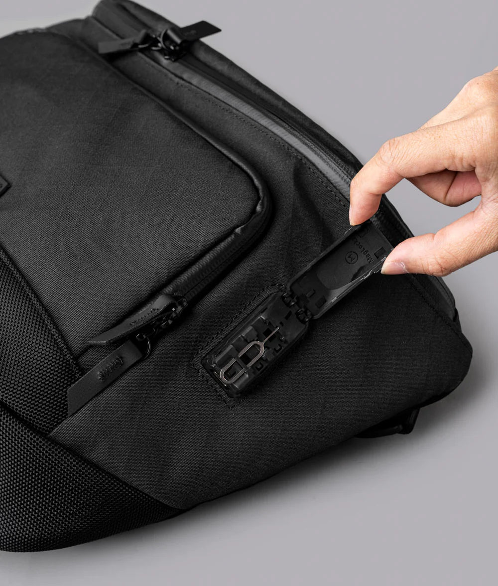 隱藏式 SIM/MicroSD 卡座及彈出插銷，方便旅行所需。