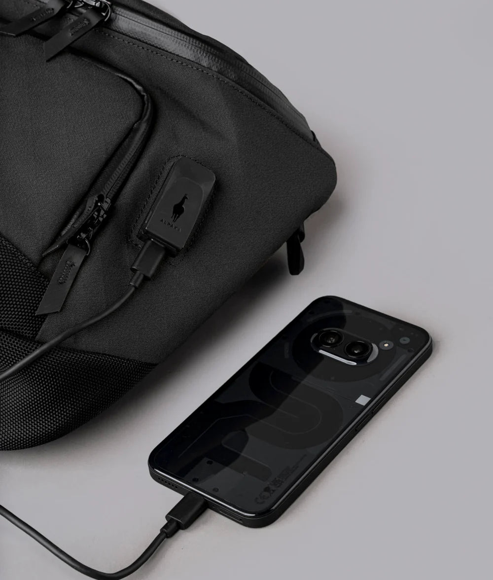 配備外部 USB 充電埠（含 USB-C 連接線），滿足移動充電需求。