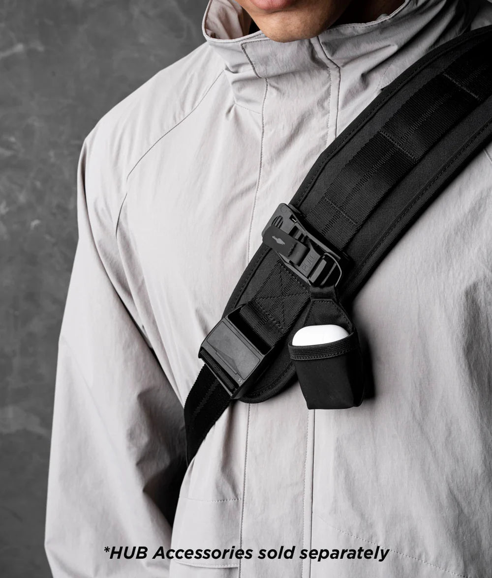肩帶上的織帶環可讓您通過與 HUB 模組化配件（單獨出售）集成來定製您的攜帶方式。