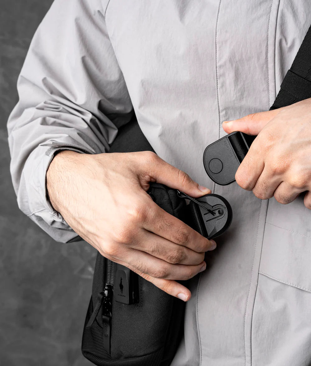 可拆卸雙面肩帶，輕鬆轉換攜帶模式。