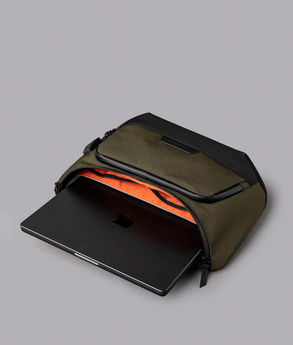 主隔層適合 14 吋 MacBook Pro