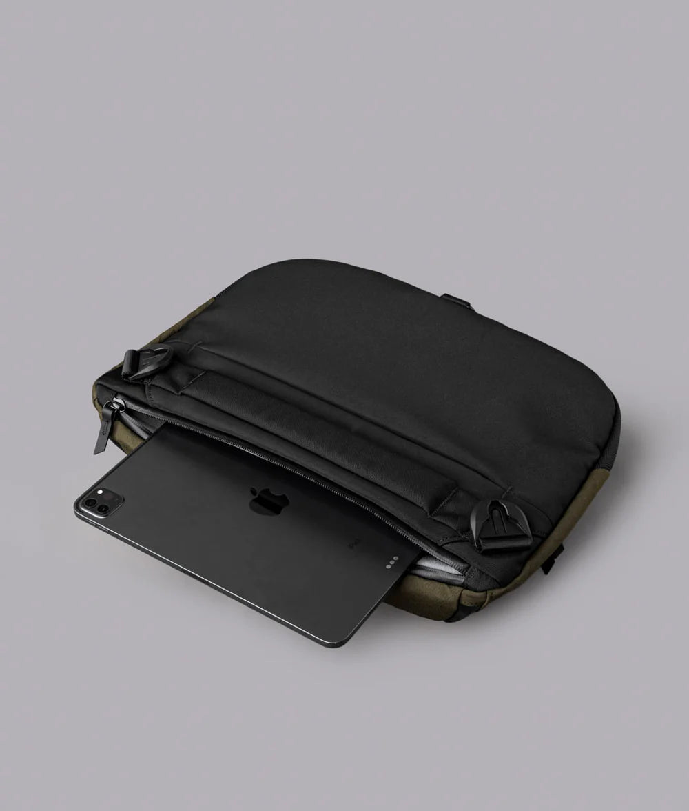 後隔層可容納 12.9 吋平板電腦