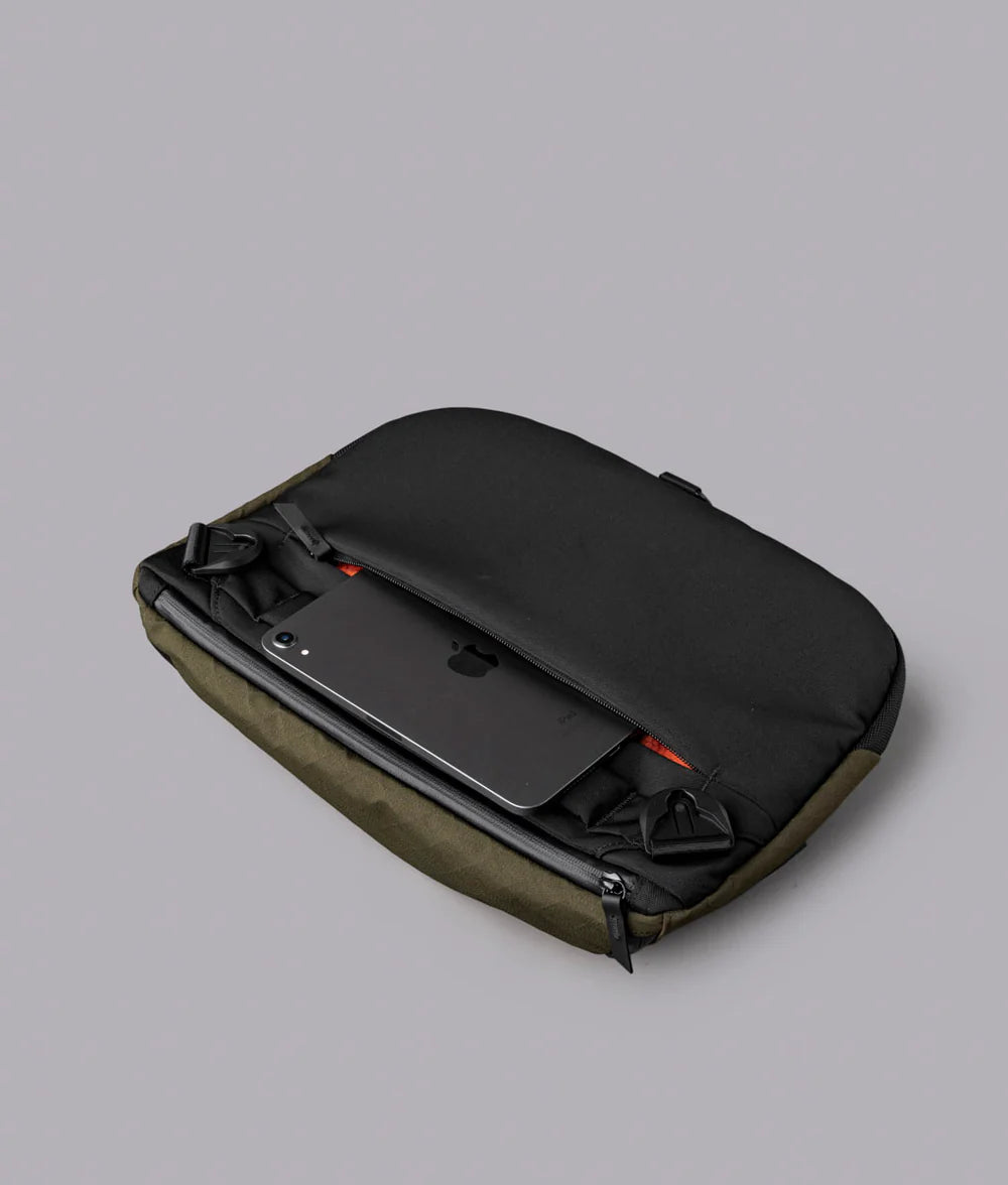 後隔層可容納 12.9 吋平板電腦