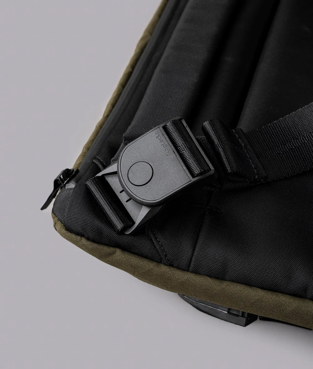 可拆卸雙面肩帶，輕鬆轉換攜帶模式。