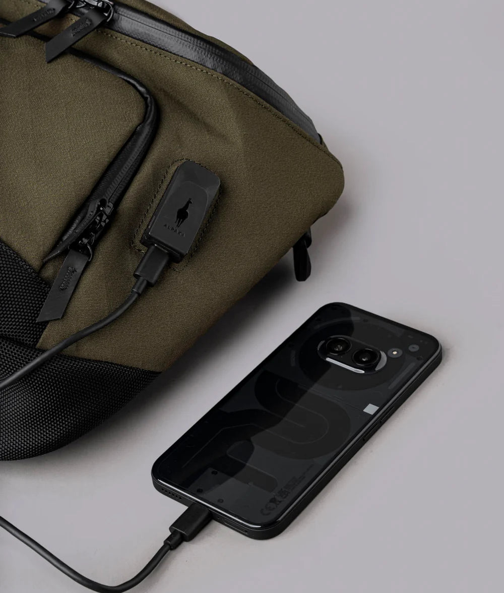 配備外部 USB 充電埠（含 USB-C 連接線），滿足移動充電需求。