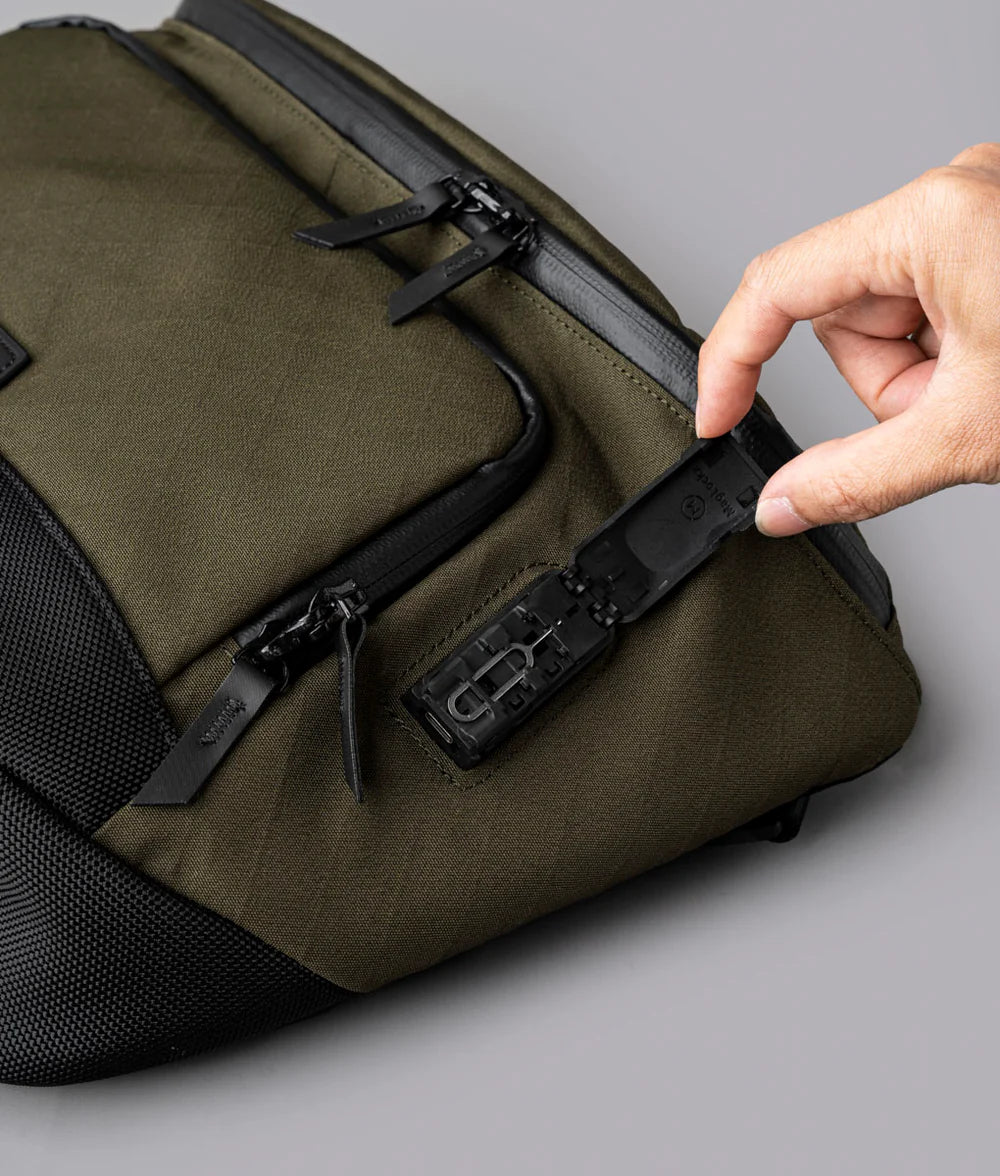 隱藏式 SIM/MicroSD 卡座及彈出插銷，方便旅行所需。