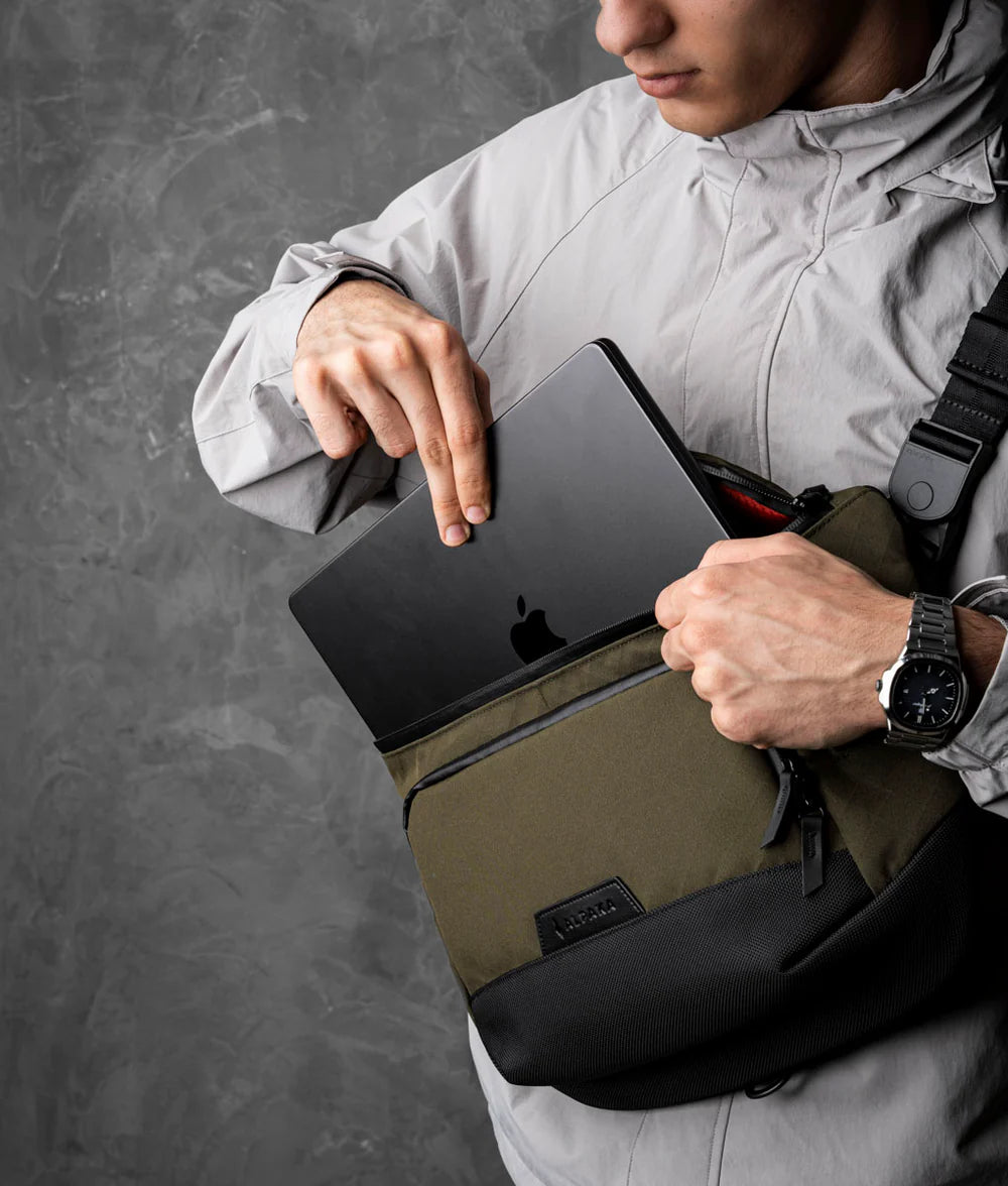 主隔層適合 14 吋 MacBook Pro