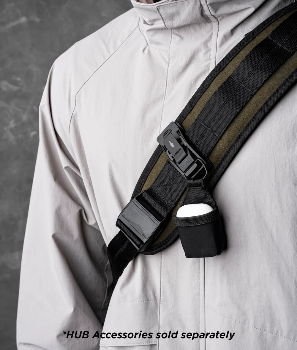 肩帶上的織帶環可讓您通過與 HUB 模組化配件（單獨出售）集成來定製您的攜帶方式。