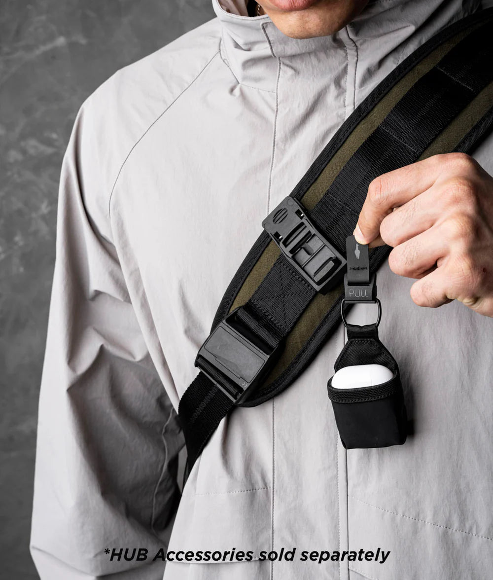 肩帶上的織帶環可讓您通過與 HUB 模組化配件（單獨出售）集成來定製您的攜帶方式。