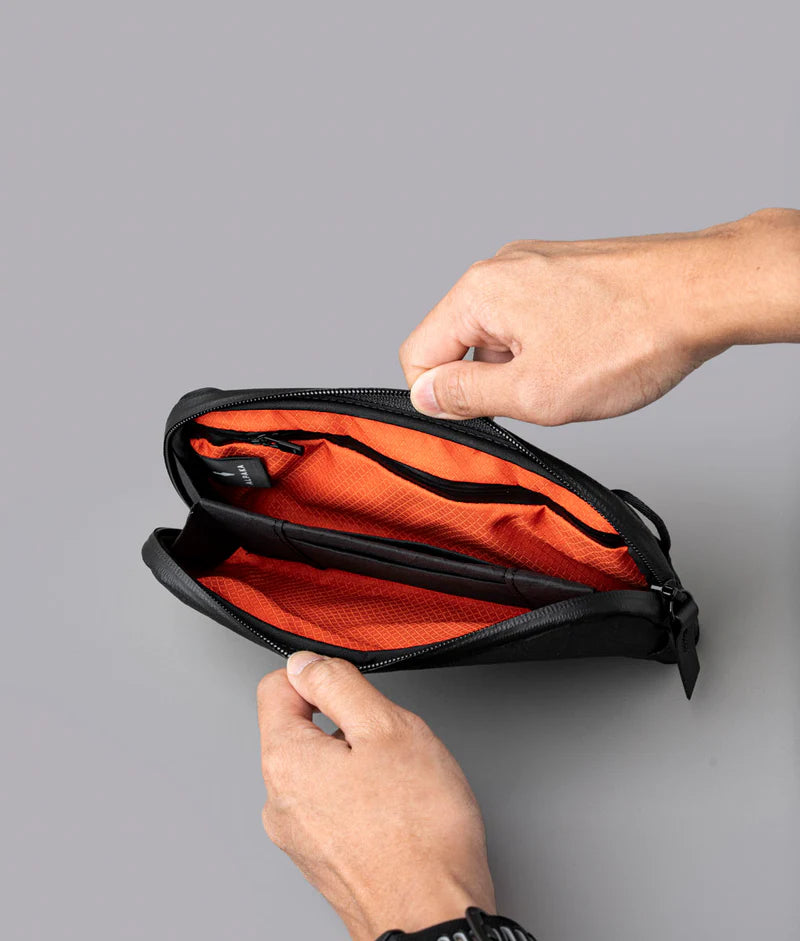 兩個內部隔層提供了適量的多功能組織，使事物井井有條，不感受到限制。