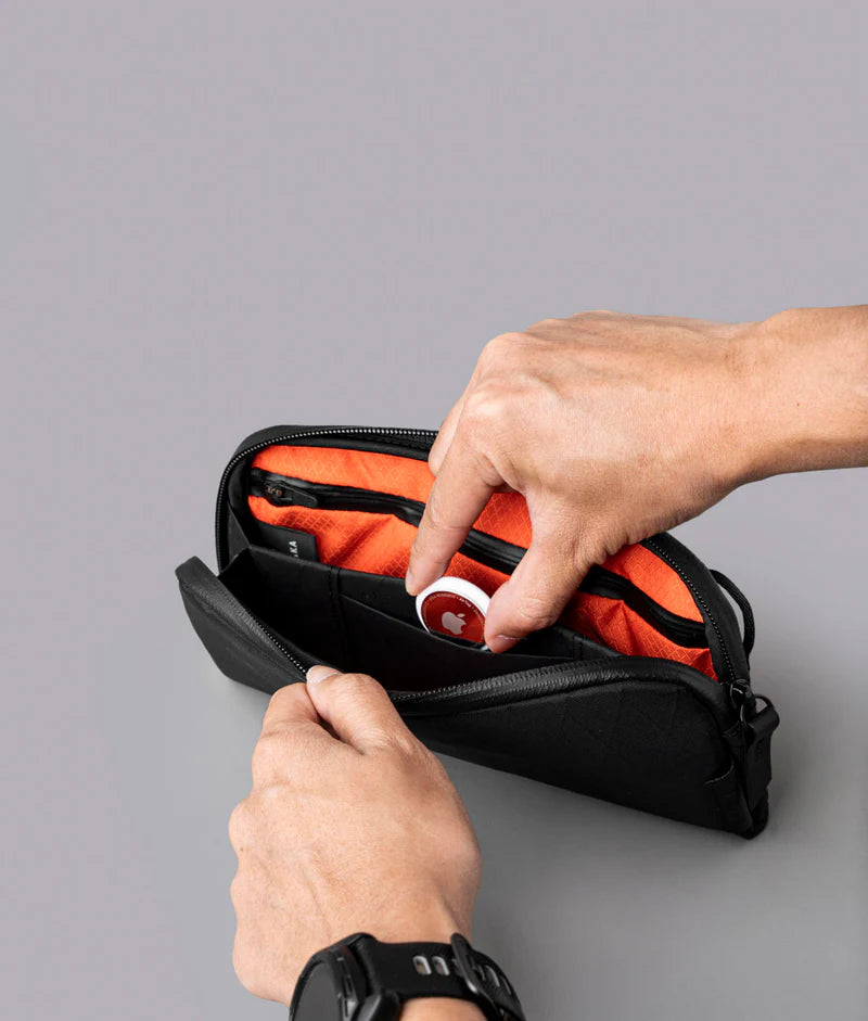 兩個內部隔層提供了適量的多功能組織，使事物井井有條，不感受到限制。