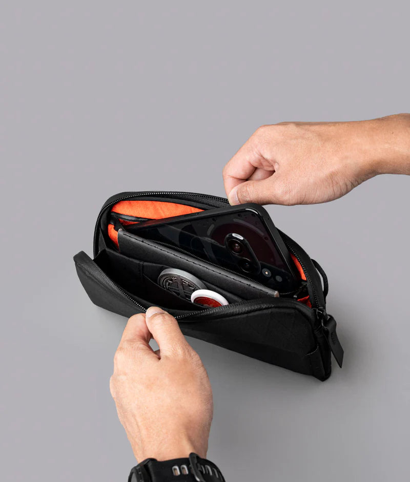 兩個內部隔層提供了適量的多功能組織，使事物井井有條，不感受到限制。