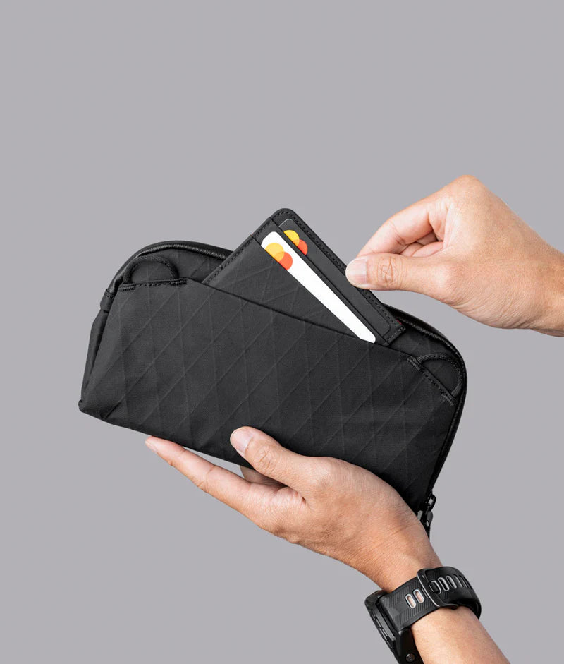 後插袋可在辦理登機手續時方便取用（但隱藏）您的護照，無需拉上和拉開小袋的拉鍊。