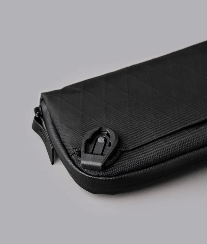 配備 Maglockz 夾扣手帶與肩帶，可用作手腕包或單肩包，隨時切換攜帶模式，滿足不同使用場景需求。