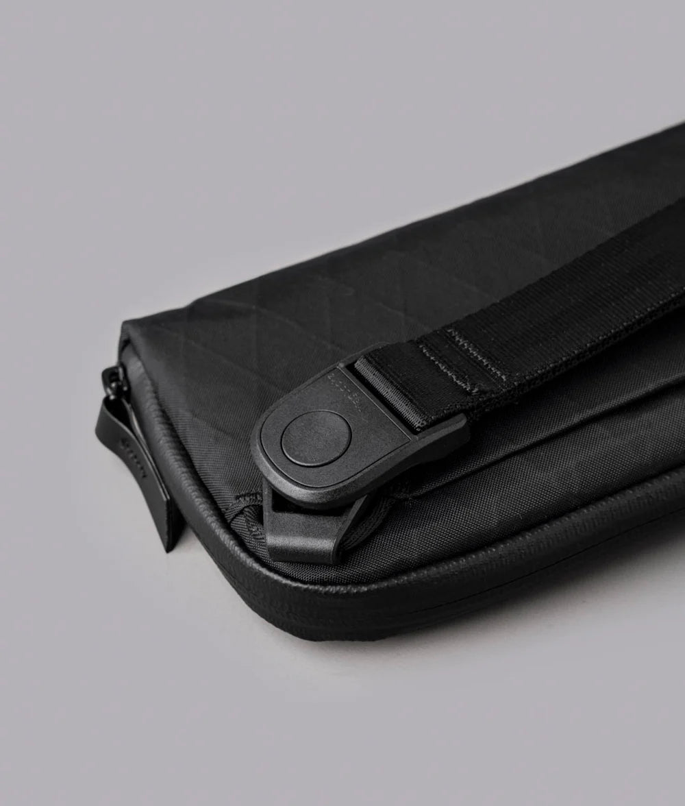 配備 Maglockz 夾扣手帶與肩帶，可用作手腕包或單肩包，隨時切換攜帶模式，滿足不同使用場景需求。