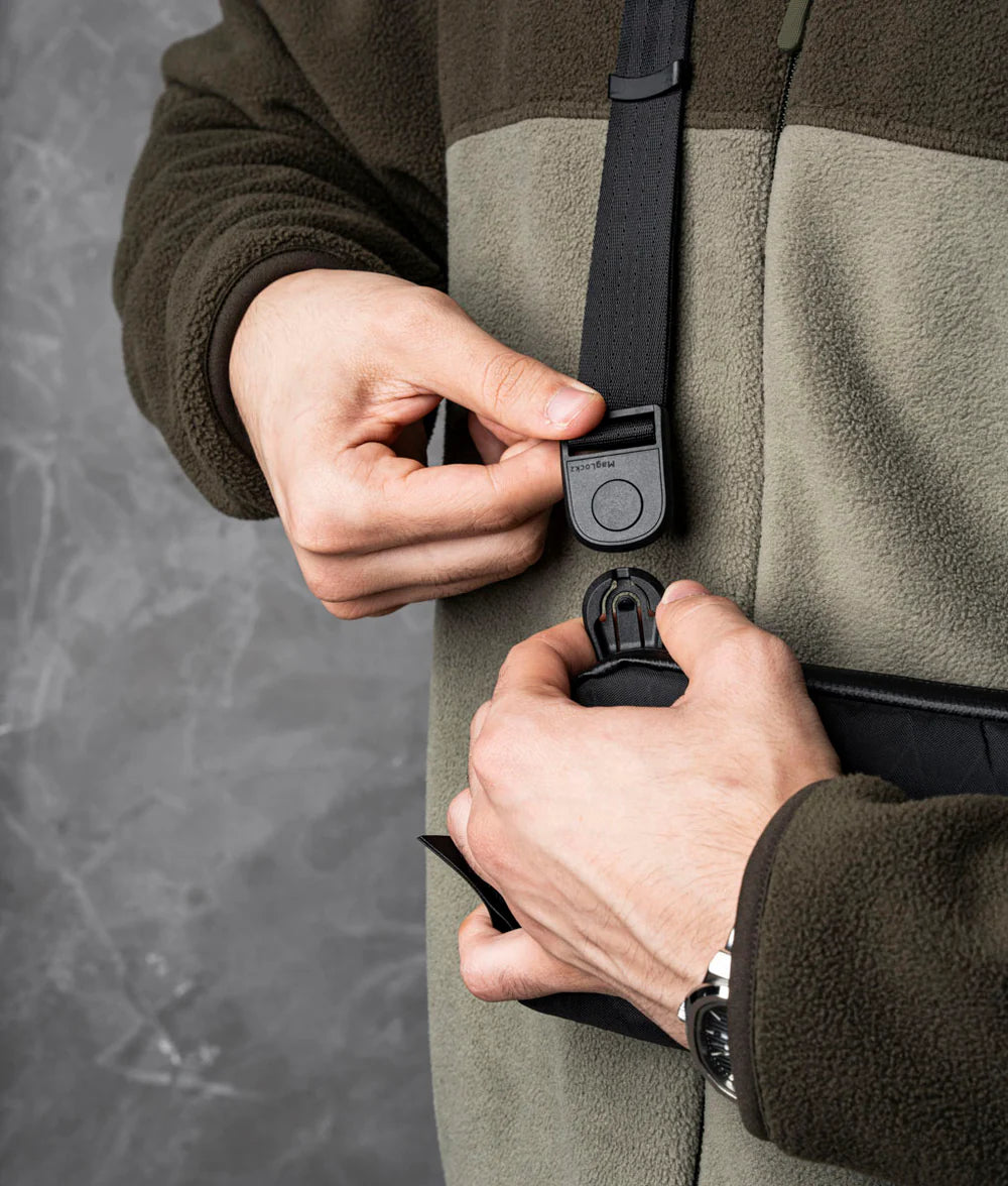 配備 Maglockz 夾扣手帶與肩帶，可用作手腕包或單肩包，隨時切換攜帶模式，滿足不同使用場景需求。