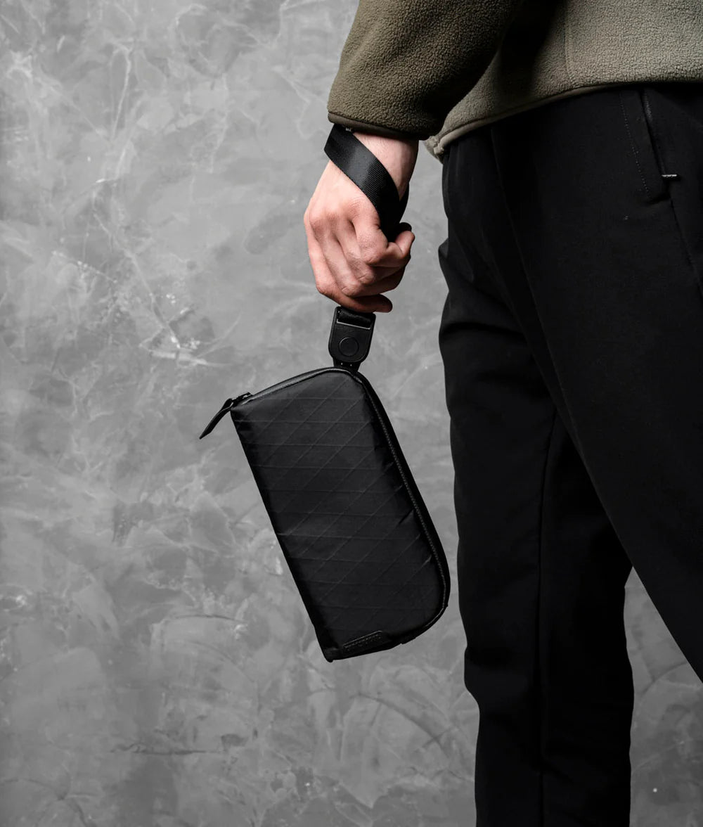 配備 Maglockz 夾扣手帶與肩帶，可用作手腕包或單肩包，隨時切換攜帶模式，滿足不同使用場景需求。
