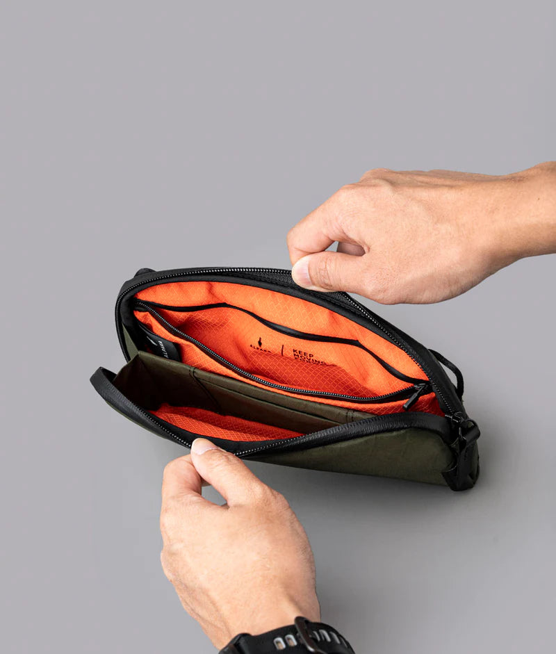 兩個內部隔層提供了適量的多功能組織，使事物井井有條，不感受到限制。