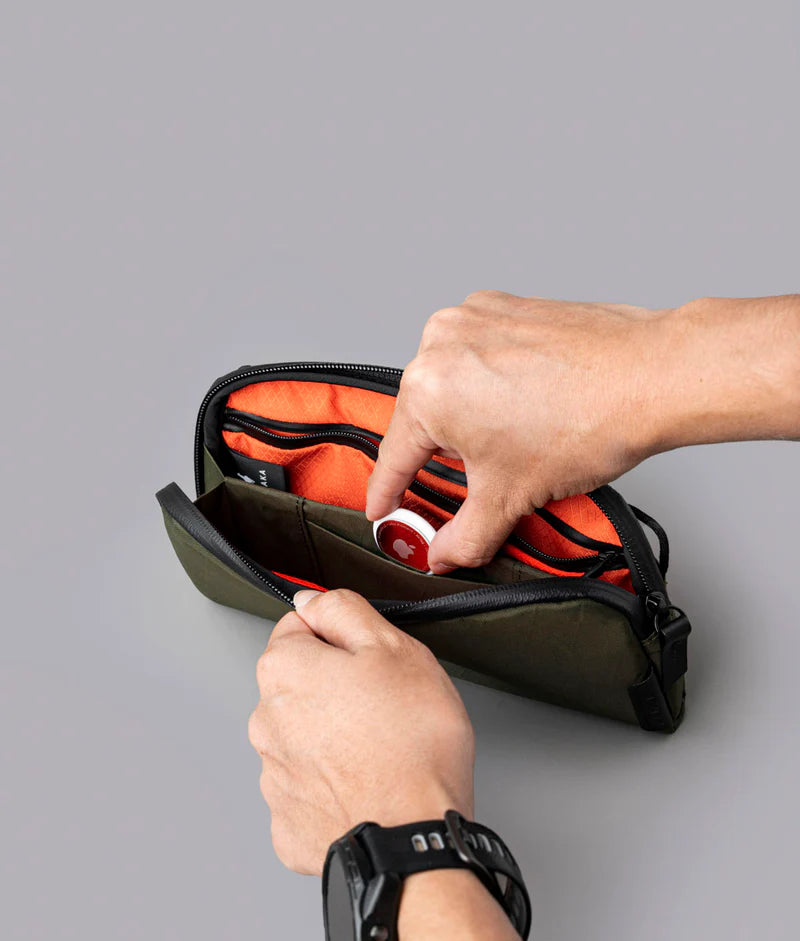 兩個內部隔層提供了適量的多功能組織，使事物井井有條，不感受到限制。