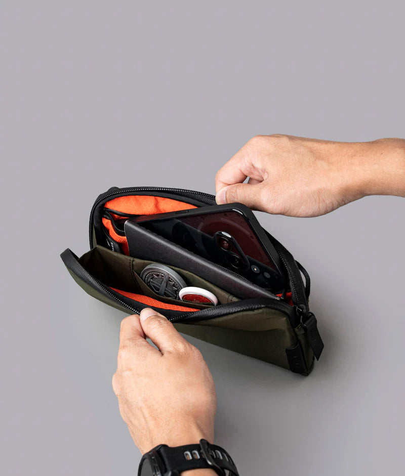 兩個內部隔層提供了適量的多功能組織，使事物井井有條，不感受到限制。