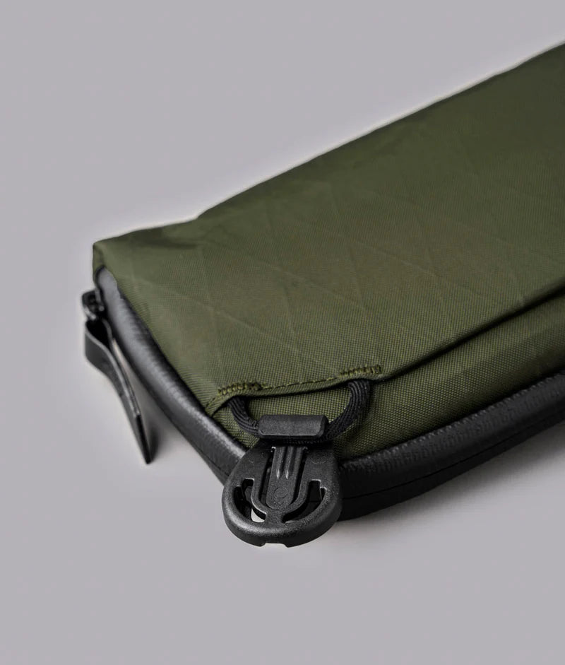 配備 Maglockz 夾扣手帶與肩帶，可用作手腕包或單肩包，隨時切換攜帶模式，滿足不同使用場景需求。