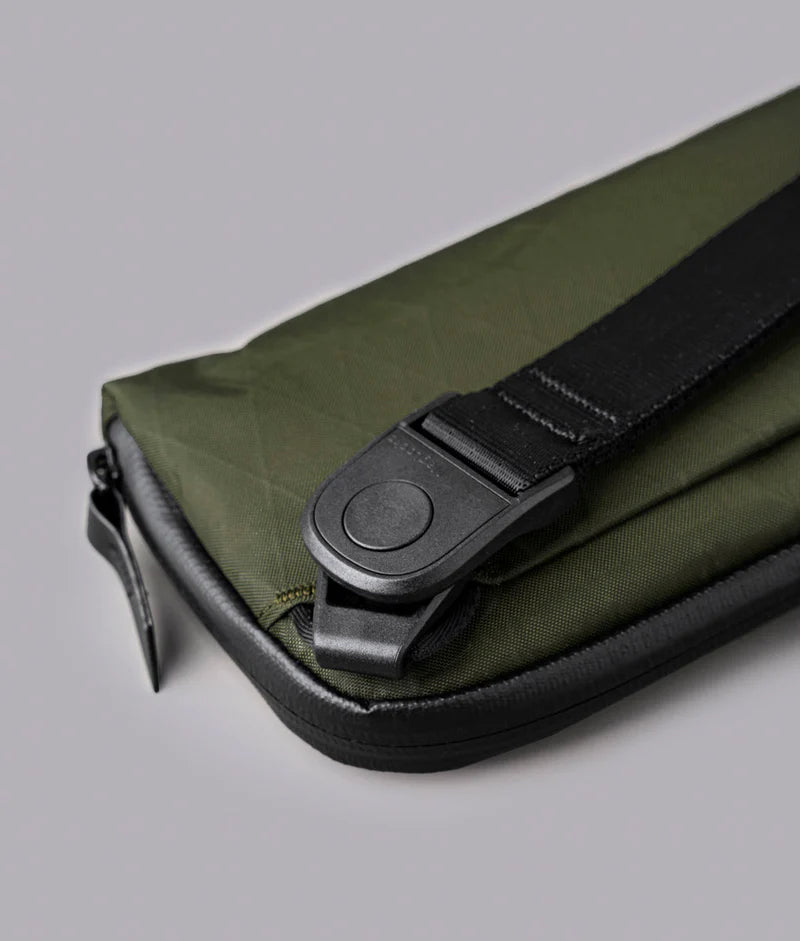 配備 Maglockz 夾扣手帶與肩帶，可用作手腕包或單肩包，隨時切換攜帶模式，滿足不同使用場景需求。