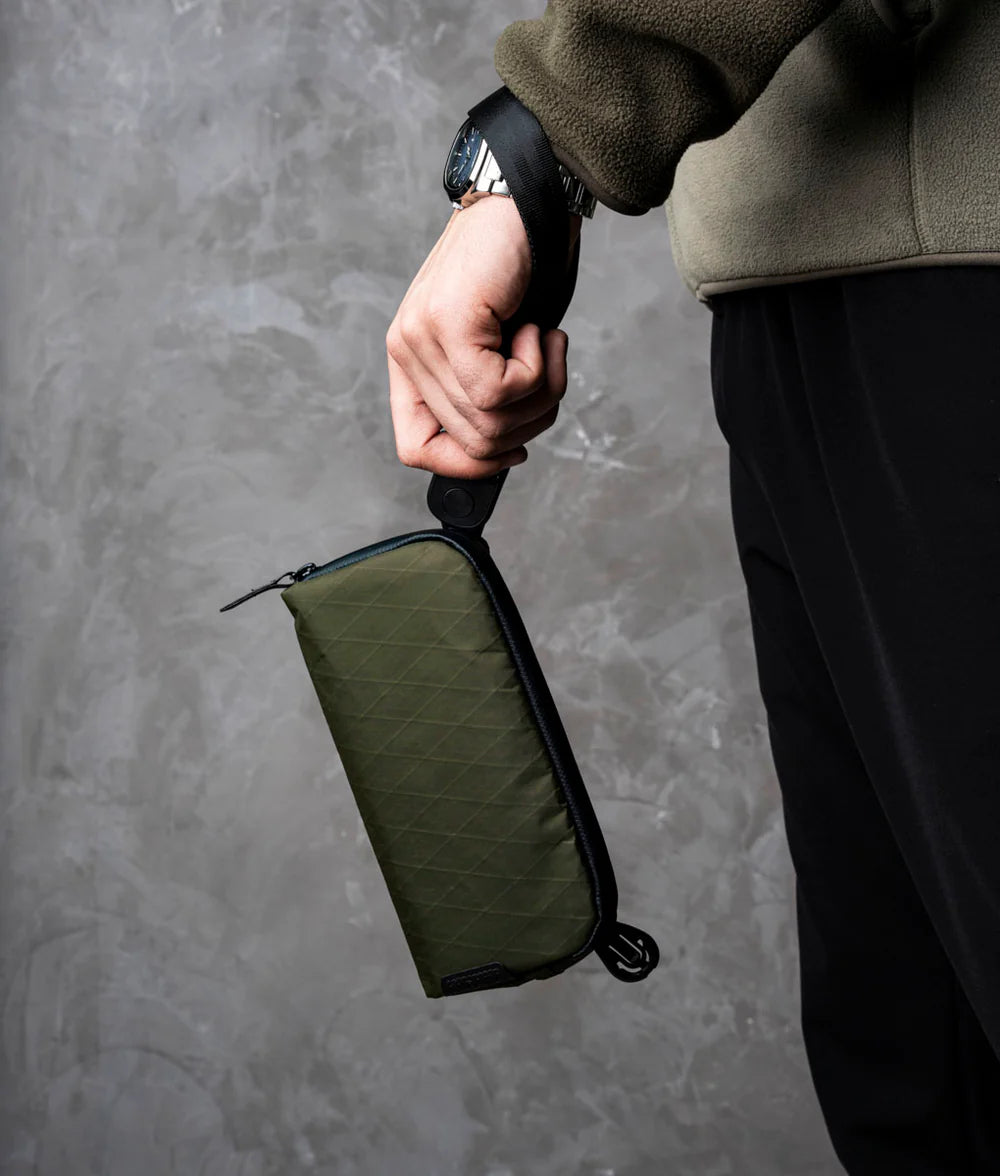 配備 Maglockz 夾扣手帶與肩帶，可用作手腕包或單肩包，隨時切換攜帶模式，滿足不同使用場景需求。