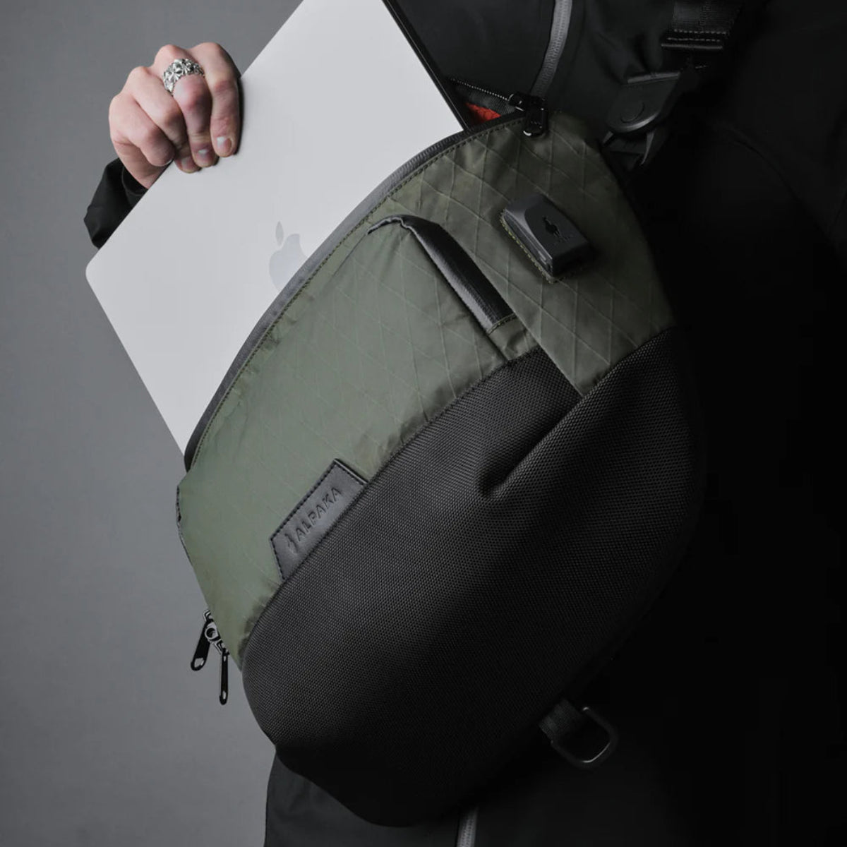 Alpaka Bravo Sling Max V2 側肩包｜限量黑色防水款